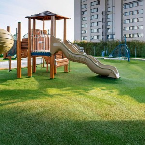 Pasto artificial para juegos infantiles